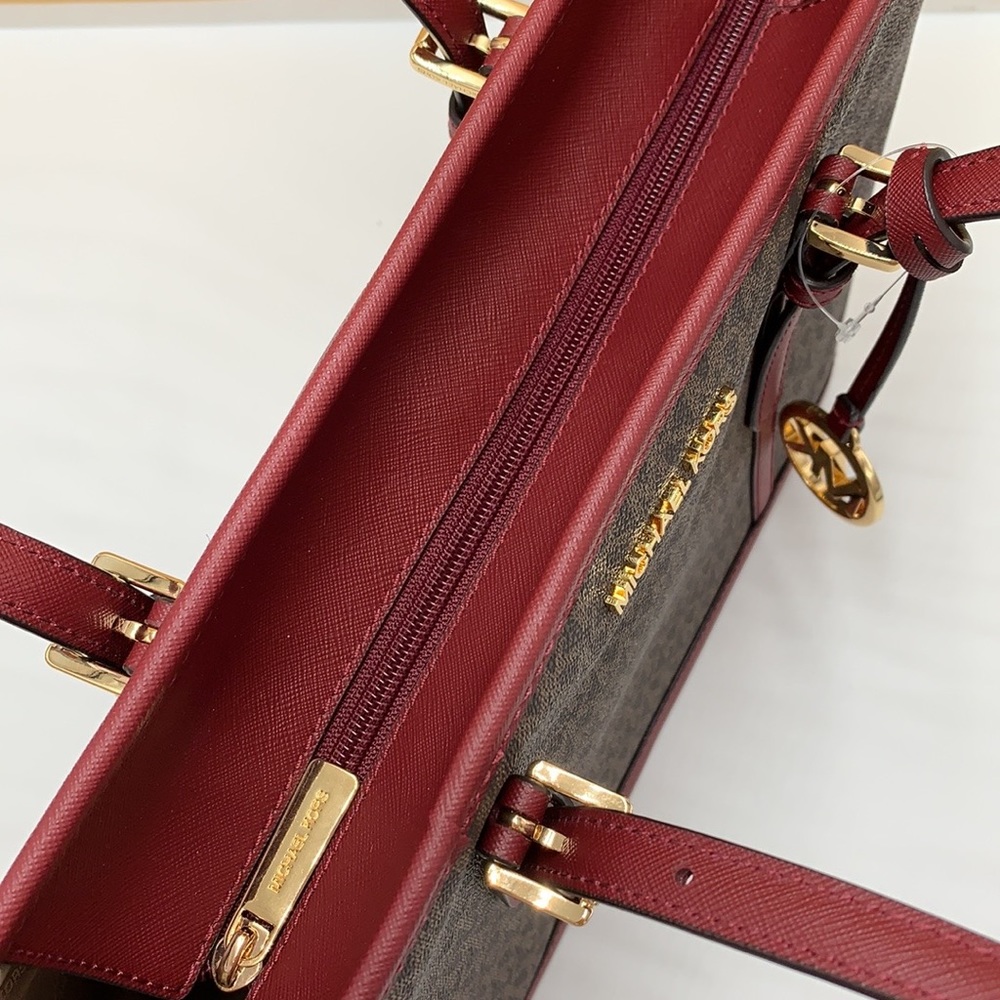 MICHAEL KORS LOGO SHOULDER
TOTE DARK CHERRY COLOR 14.75"W X
10"H × 5.5"D - Picture 10 of 16